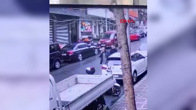 Kaldırımda yürürken aydınlatma direği üzerine devrildi