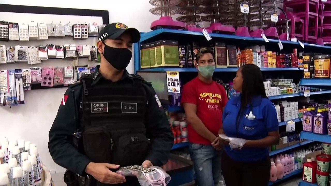 b'Policiais Militares distribuem mscaras nas ruas no combate ao Covid-19'