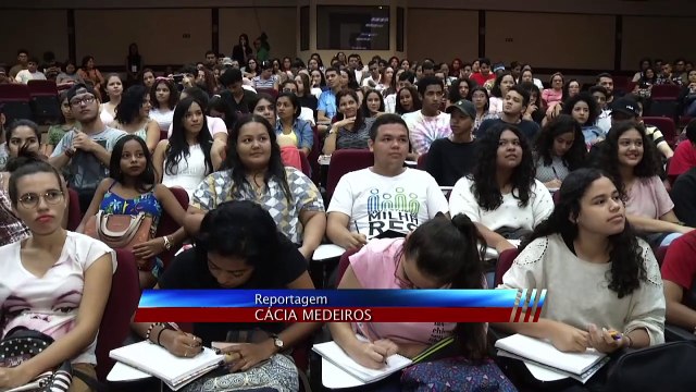 b'Aulo prepara estudantes de escola p\xbablica para o Enem '