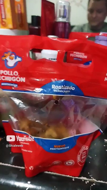 El pollo pechugon rostisado las papas tambien saben muy buenas #shorts #gato chamacorron #amigo