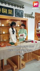 Doce punição!🥰Na festa, seu namorado, que ela nunca conheceu, de repente a beija em público!