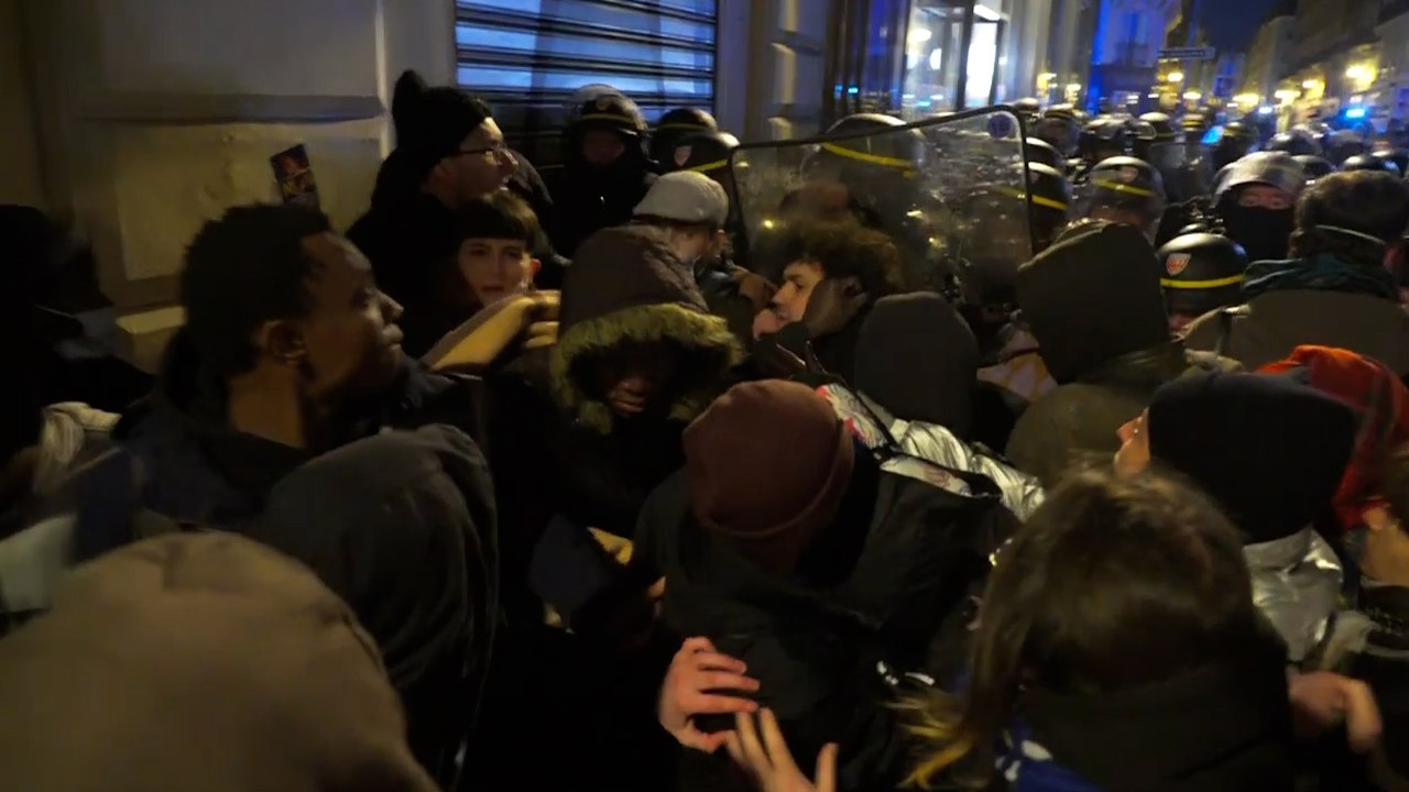 Paris : les jeunes migrants de la Gaîté Lyrique évacués de force par les CRS