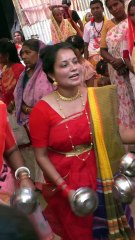 The girl is getting everyone ready for the concert.