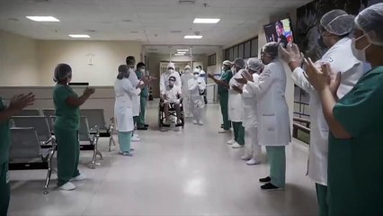 b'Equipe mdica comemora alta de paciente com Covid-19'