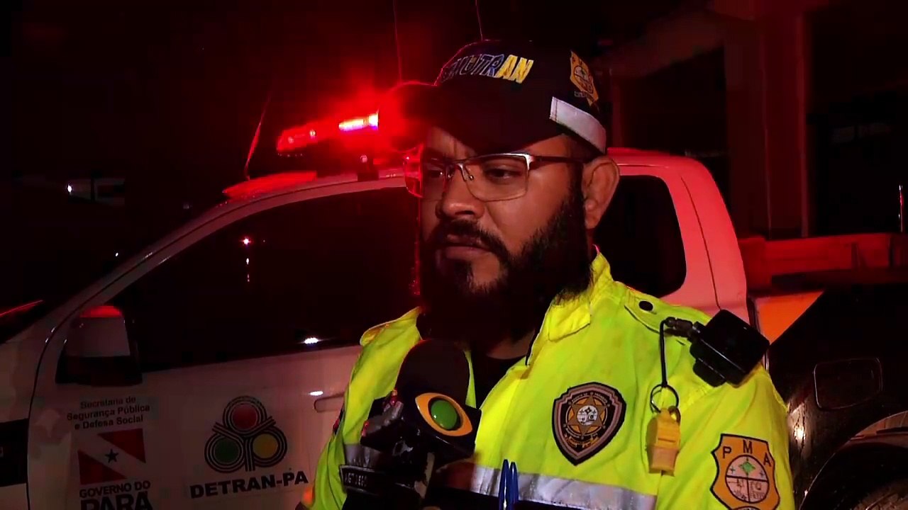 b'Carro derruba poste na Rodovia Mario Covas'