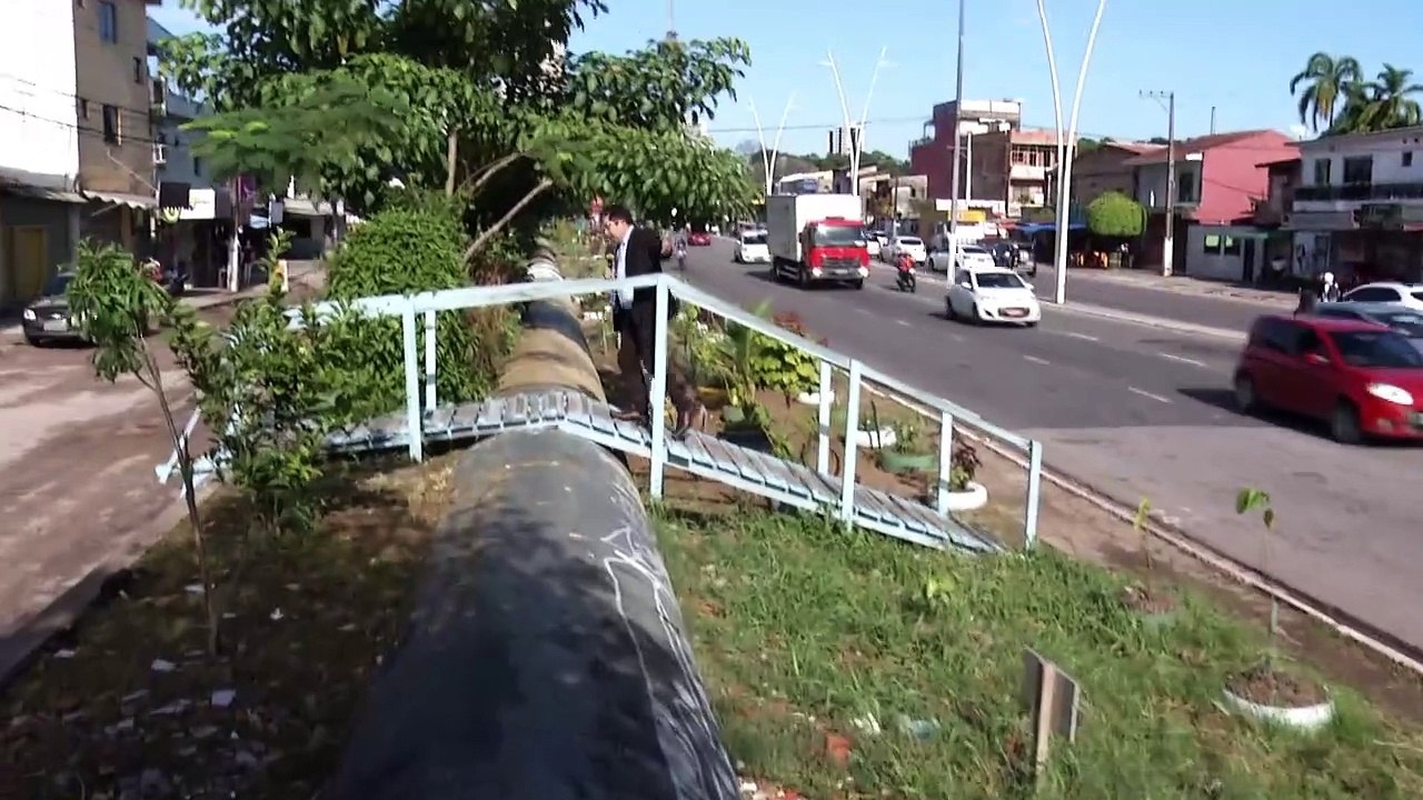 b'Buraco e alagamento no bairro do Curi Utinga '