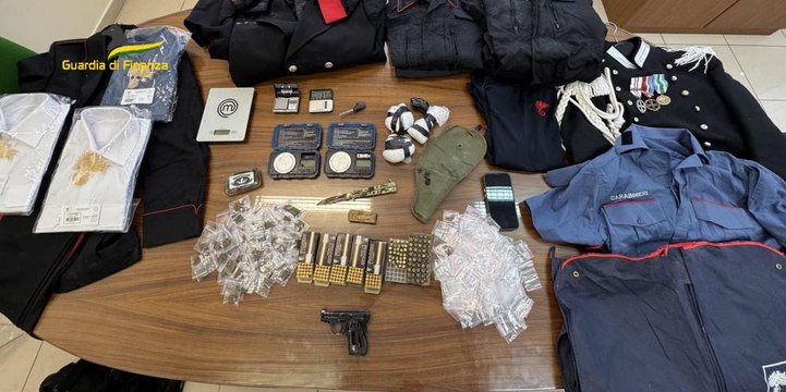 Armi, munizioni, droga e uniformi dei Carabinieri rubate: arrestato 21enne (18.03.25)