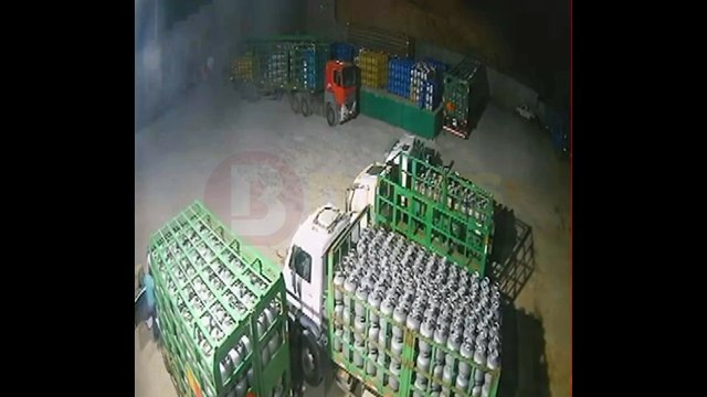 Veja momento em que homens encapuzados furtam caminhão com 280 botijões de gás na RMS