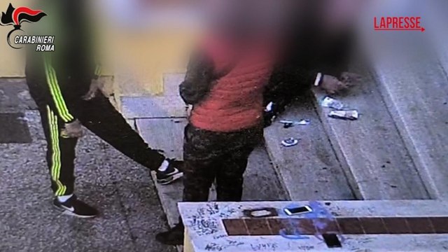 Maxi operazione antidroga a Roma, il video: le dosi vendute in strada, le perquisizioni