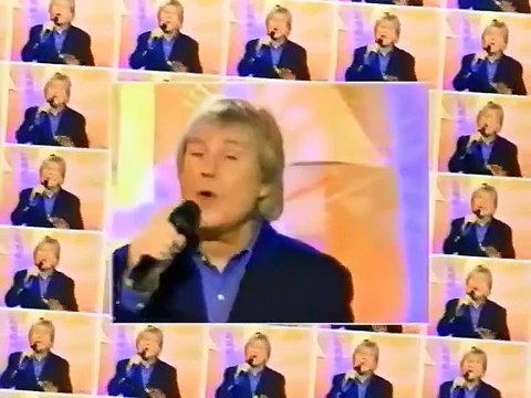 C. Jérôme chante son tube Et tu danses avec lui