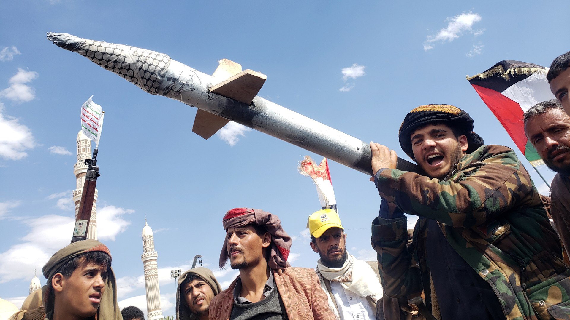 Los rebeldes chi�es hut�es del Yemen afirmaron este martes haber atacado con misiles crucero y drones un portaaviones y un destructor de Estados Unidos en el mar Rojo en respuesta a la campa�a de bombardeos a�reos estadounidenses contra posiciones de los insurgentes yemen�es en varias ciudades del pa�s.