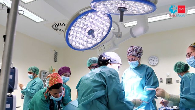 Un bebé de 10 meses es intervenido en el 12 de Octubre con cirugía robótica