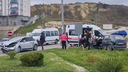 Sinop’ta iki otomobil çarpıştı, yaralılar hastanede