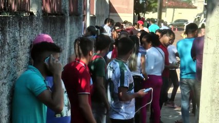 b'Familiares fazem reconhecimento das vtimas executadas em presdio de Altamira'