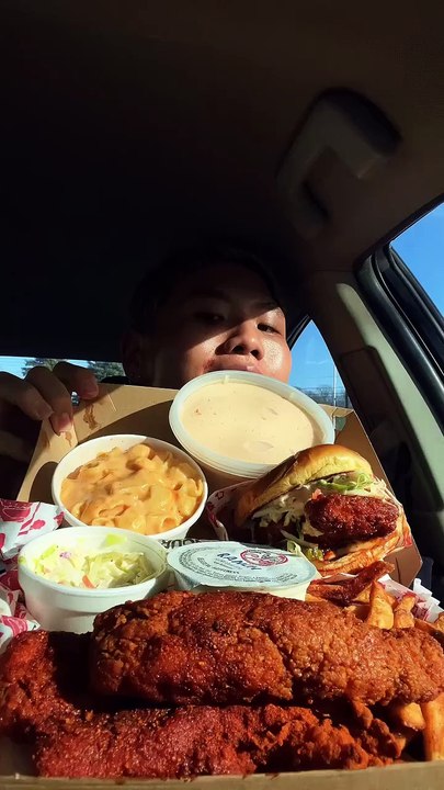 Follow for more ASMR videos🌮🍟 Credits: @joeoheats #mukbang #asmr #fastfood #asmreating