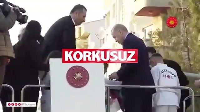 Erdoğan'ın elini öptü başkan yardımcılığını bir kez daha kaptı!