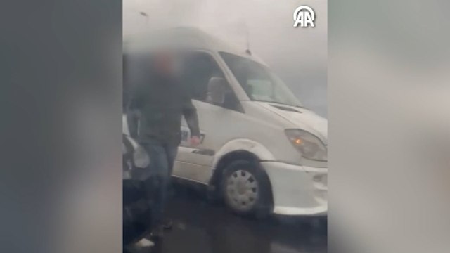 Küçükçekmece'de trafik tartışmasında araca saldırı cep telefonu kamerasında