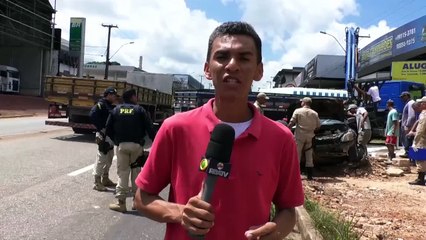 b'Carro capota em acidente em Castanhal'