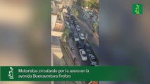Motoristas circulando por la acera en la avenida Buenaventura Freites