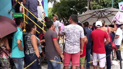 b'Fila longa por atendimento ao nibus da Serasa '