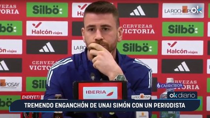 Tremendo enganchón de Unai Simón con un periodista