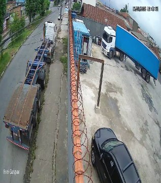 Motociclista que morreu em São Vicente tentou passar entre dois caminhões; Veja momento do acidente