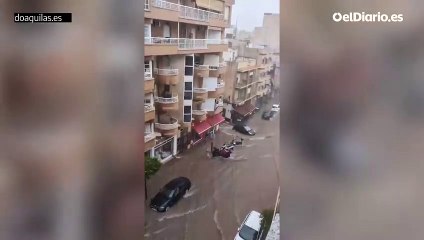 La borrasca Laurence inunda las calles de la localidad murciana de Águilas, arrastra vehículos y obliga a rescates aéreos