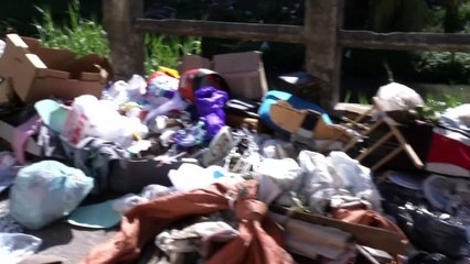 b'Lixo acumulado no bairro da Pedreira '