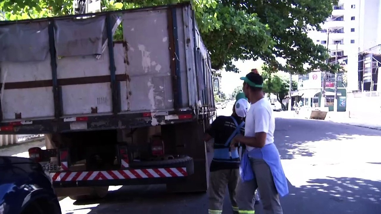 b'Reciclagem  alternativa para lixo em Belm'