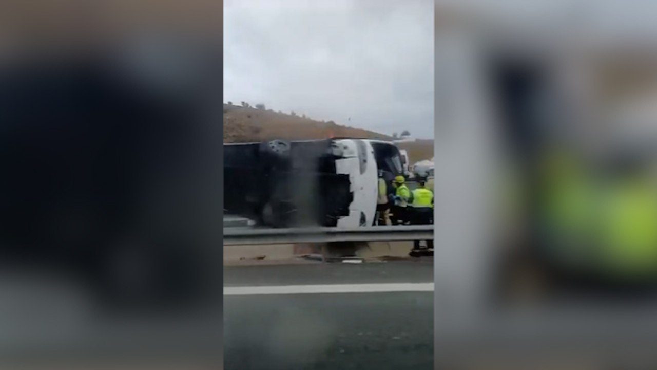Varios heridos al volcar un autocar con viajeros del Imserso en la A-7