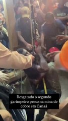 b'Eduardo È o segundo garimpeiro resgatado da mina de cobre que desabou em Canaa: Momento de muita emoc„o e alivio.'