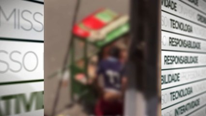 b'Homem È flagrado temperando pipoca'