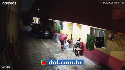 b'Homem rouba cadeira de rodas'