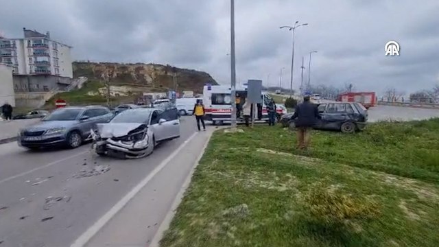 Sinop'ta iki otomobilin çarpıştığı kazada 3 kişi yaralandı