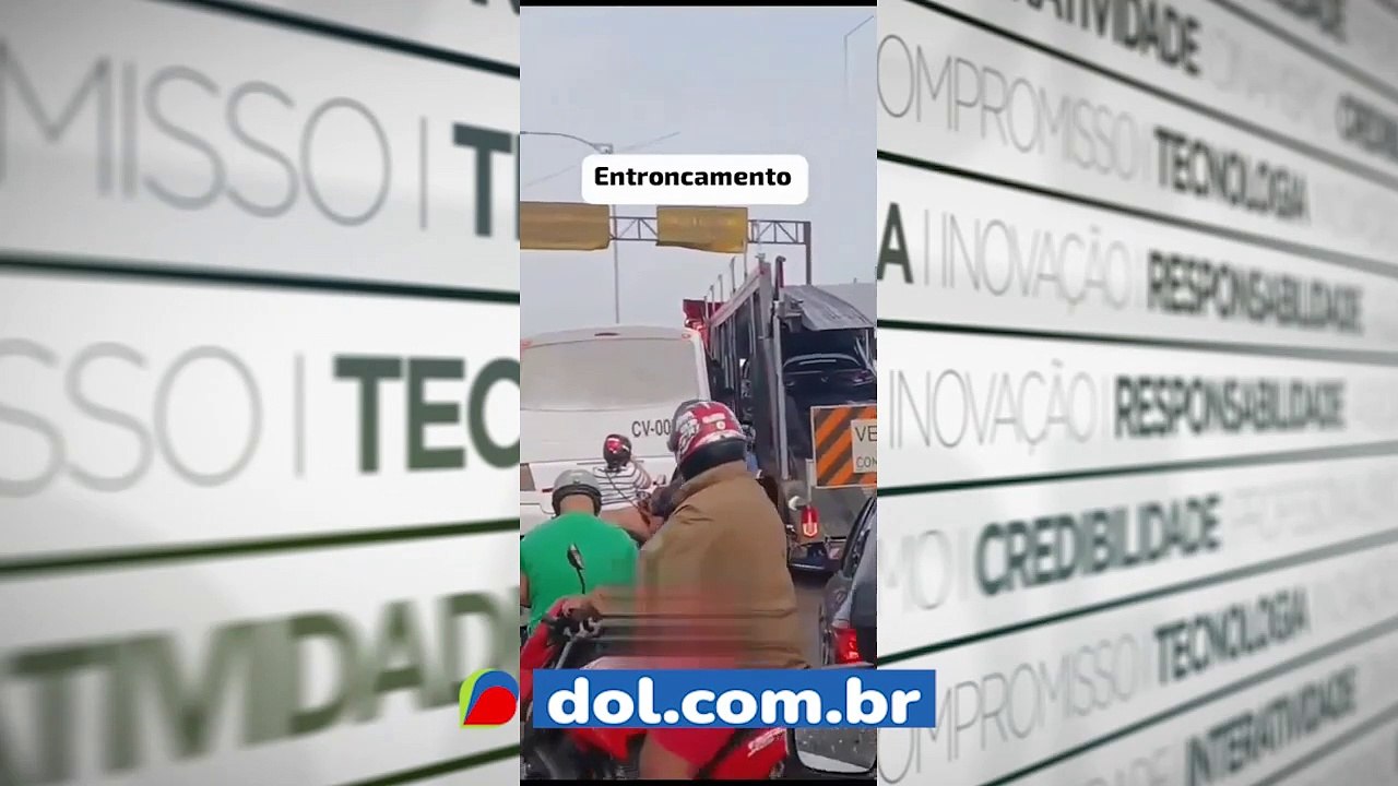 b'Acidente envolvendo uma van e um caminh„o cegonha foi registrado no elevado do entrocamento'