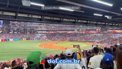 b'Esli Garcia curte beisebol na Venezuela enquanto escolhe um clube'