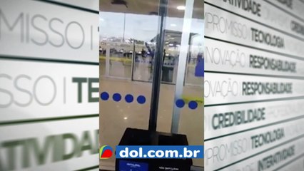 b'Homem invade aeroporto armado'