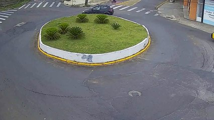 b'Carro fica dando voltas em cadrculo para escapar da poladcia'