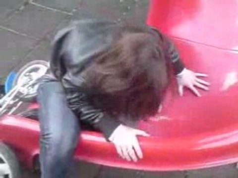 La soeur de Régis fait du tobogan !