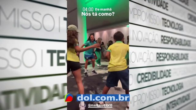 b'Rayssa Leal e Marta comemoram medalhas oladmpicas'