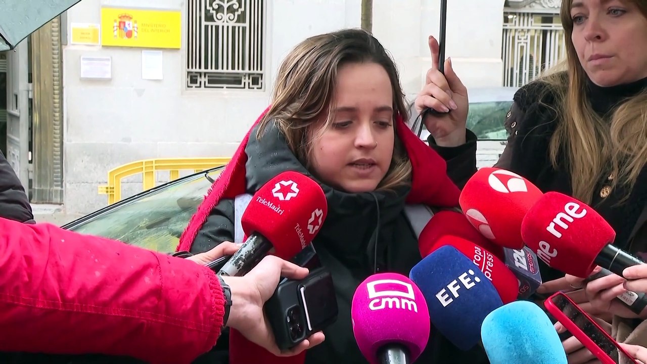 Educadora social entrega 110.000 firmas tras el caso de Badajoz: "Pedimos trabajar seguros"