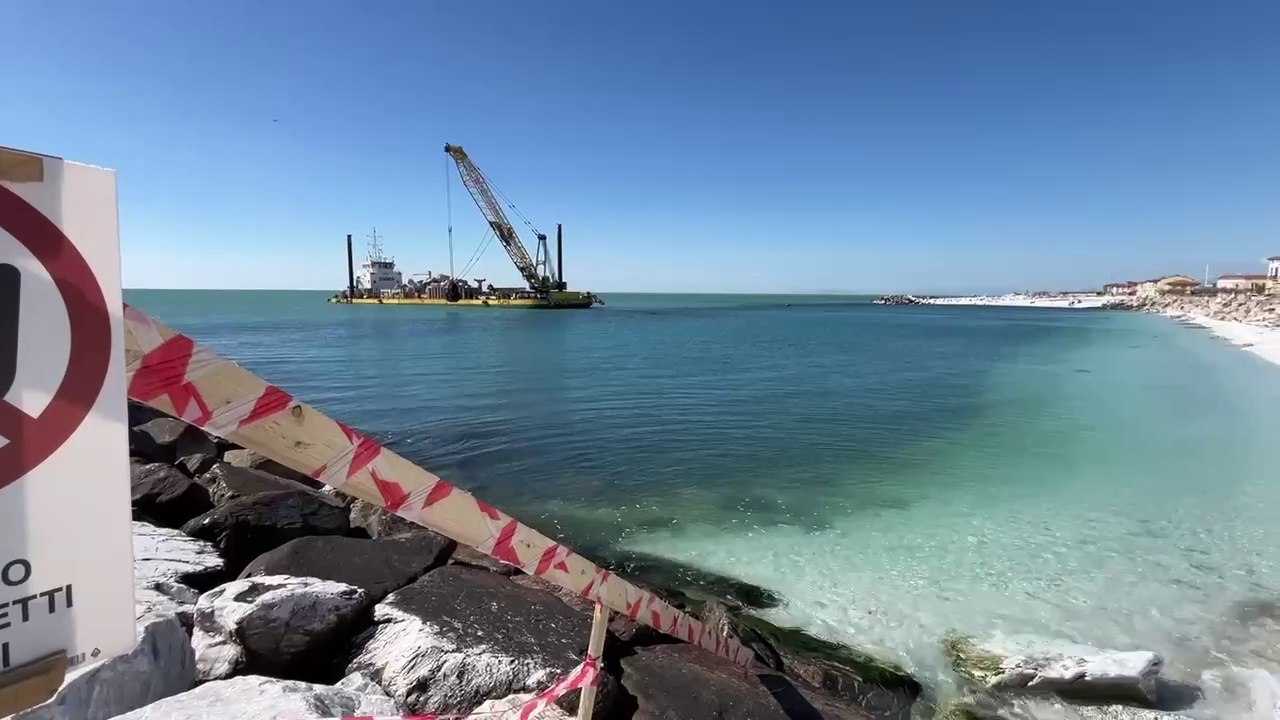 Marina di Pisa, arriva la chiatta con il carico di sassi per rinforzare la scogliera