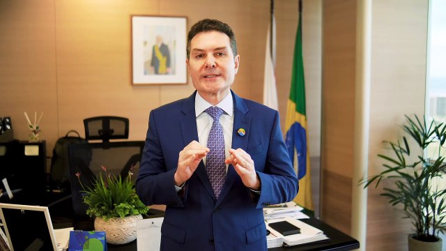 b' Ministro Jader Filho anuncia pausa no programa Minha Casa Minha Vida no Rio Grande do Sul.'