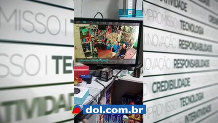 b'Roubo de farinha flagrado em ca2mera de segurana7a'