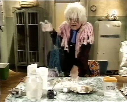 Antonio Gasalla - La vieja Haciendo fideos caseros