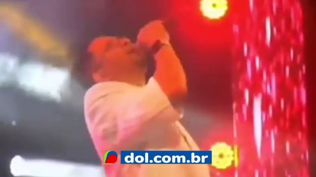 b'Cantor cai ao sofrer um infarto fulminante'