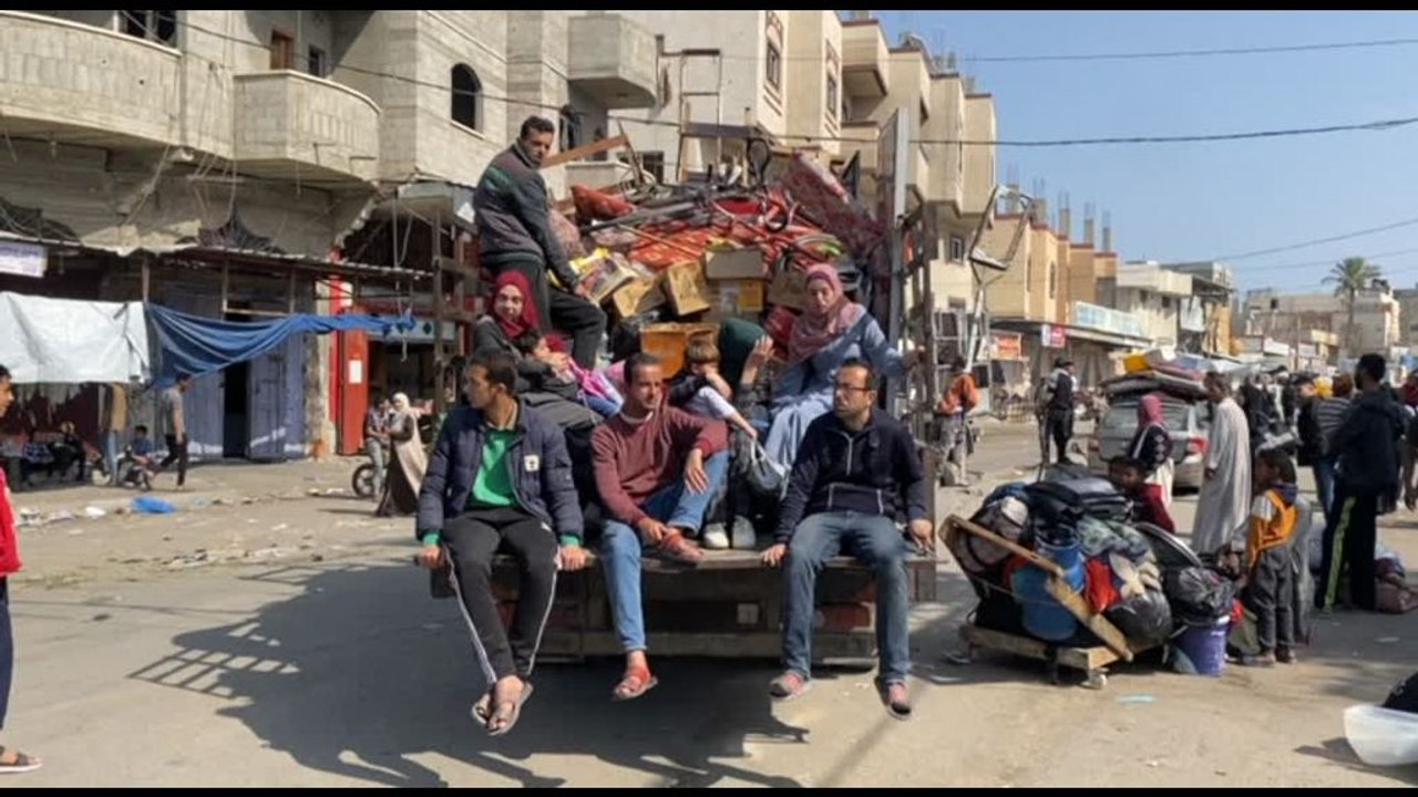 Gli sfollati fuggono da Rafah dopo i sanguinosi raid israeliani