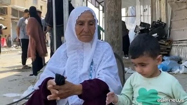 Gli sfollati fuggono da Rafah dopo i sanguinosi raid israeliani