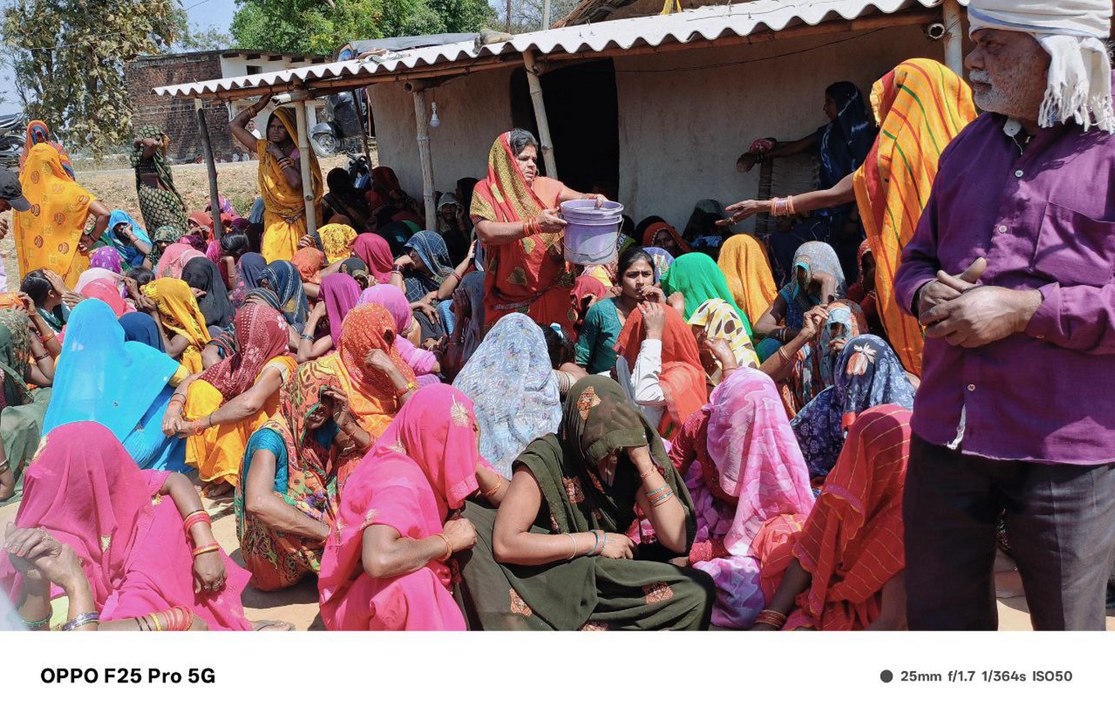 बकरियों के लिए पत्ता तोडऩे बबूल के पेड़ में चढ़ा युवक, करंट की चपेट में आने से मौत
