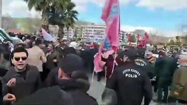 Türkiye Belediyeler Birliği ve İstanbul Büyükşehir Belediye Başkanı Ekrem İmamoğlu'nun gözaltına alınması çok sayıda yerde protesto ediliyor.